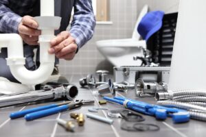 Professional plumber in Puchong Selangor repairing pipes