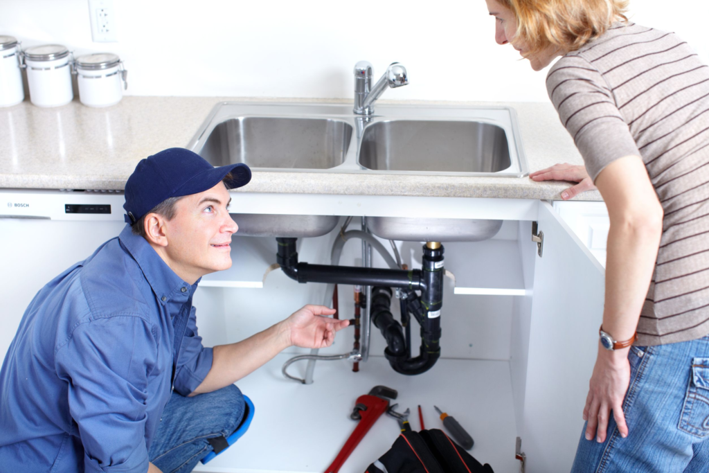 Professional plumber in Puchong Selangor repairing pipes